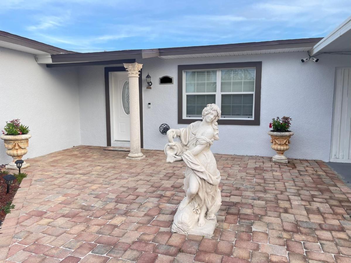 House Of The Statue Of Adrianne Villa Tampa Buitenkant foto